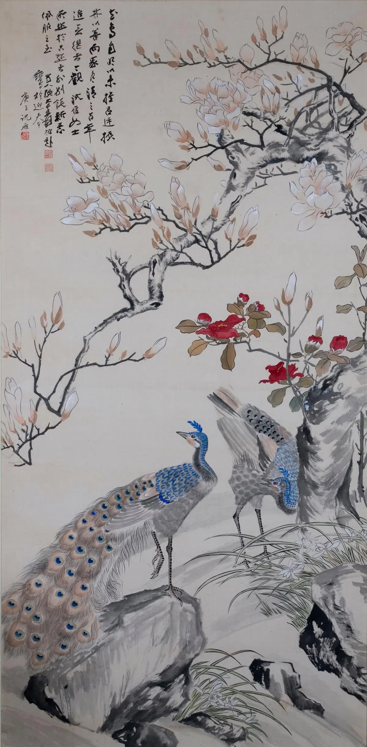 参与创办新加坡艺术学院的沈雁捐献美术馆的绢画《鸾袗迎春》有张大千题款。