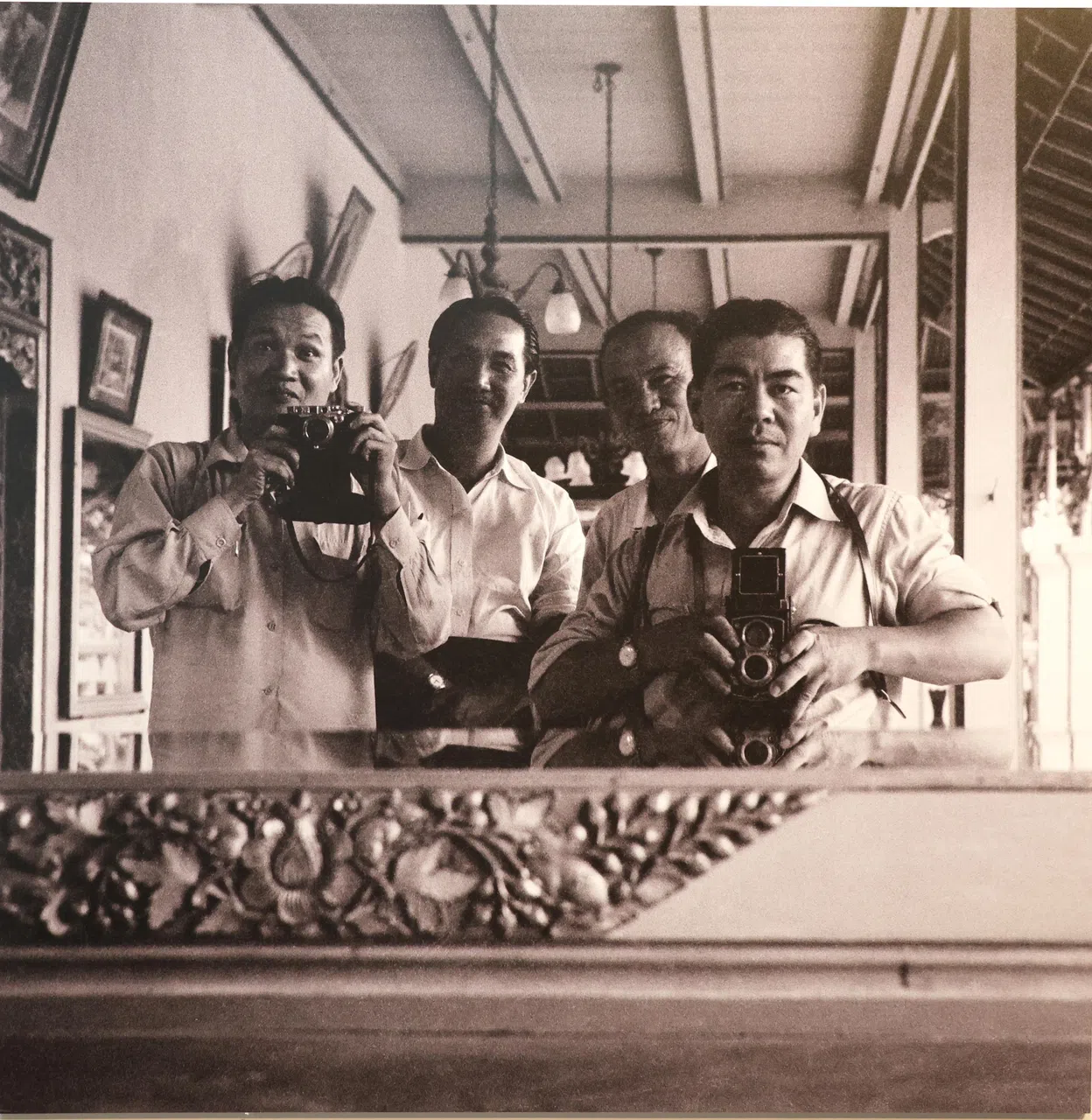 画家刘抗（右起）、罗铭（刘抗的上海同学）、陈文希和锺四宾1952年摄于峇厘岛。（刘抗家属提供，邝启聪摄）