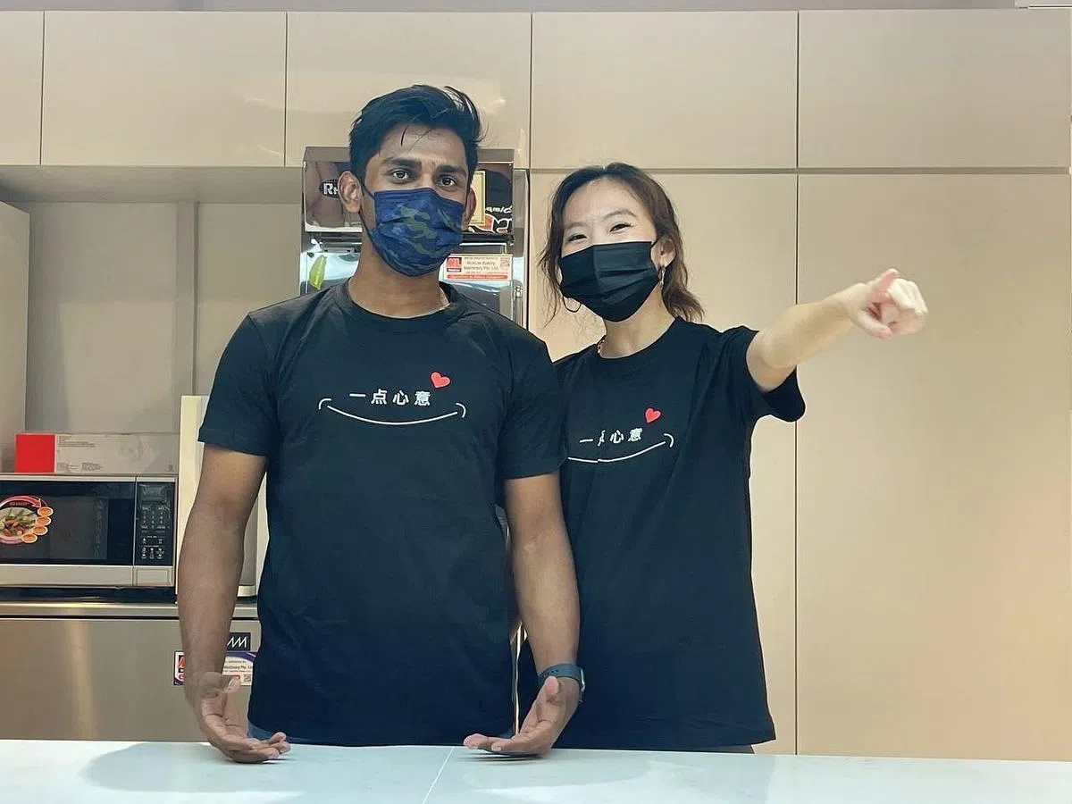 受邀参加分享爱心活动的烘焙师是李姿慧（20岁，工作人士，右）和男友Rakhshan Wahab（20岁，学生）。（受访者提供）