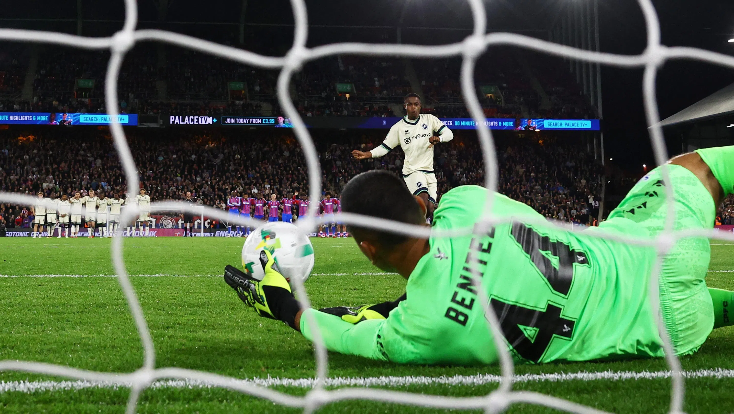 水晶宫门将贝尼特斯在对垒米尔沃尔的点球大战表现优异，扑出两个点球。（路透社）