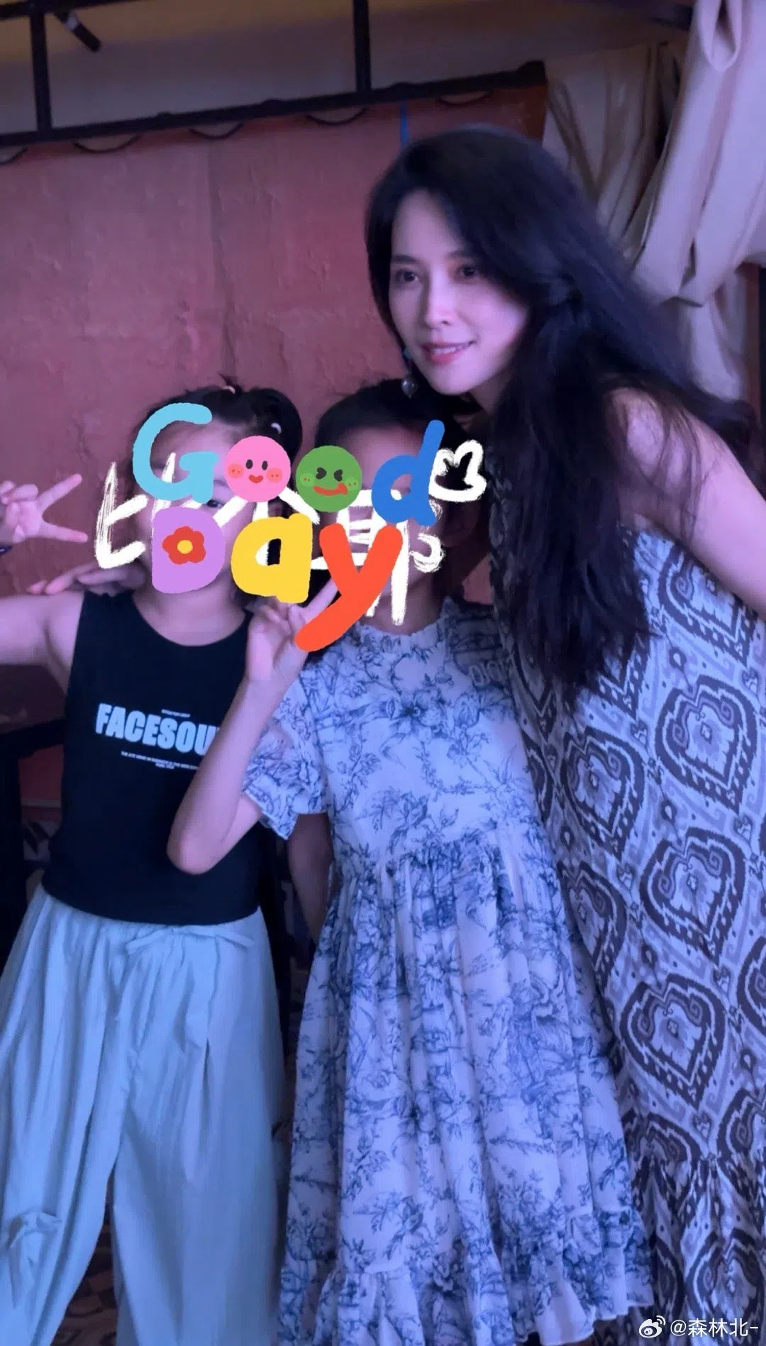 森林北带女儿去酒店泳池时，遇到行事怪异的男子。（取自森林北微博）