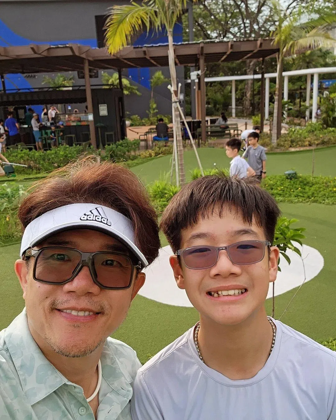 苏梽诚（左）在小六成绩放榜的前一晚，写了一封信给长子（右）。（取自苏梽诚IG）