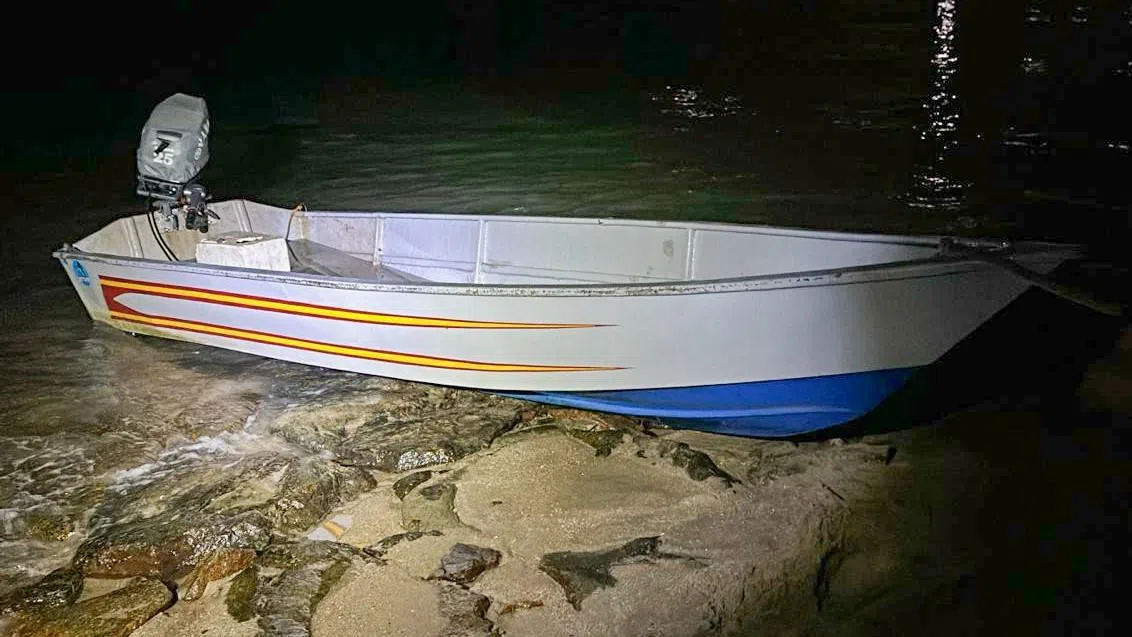 警方缴获一艘五米长，装有马达的玻璃纤维制舢板。（警察部队提供）