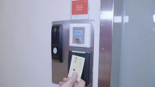 体障者首次使用系统时须要用CEPAS卡刷读卡器让系统记录身份信息。完成这个程序后，体障者只需刷卡就能进入无障碍厕所。（叶佩蓉摄）