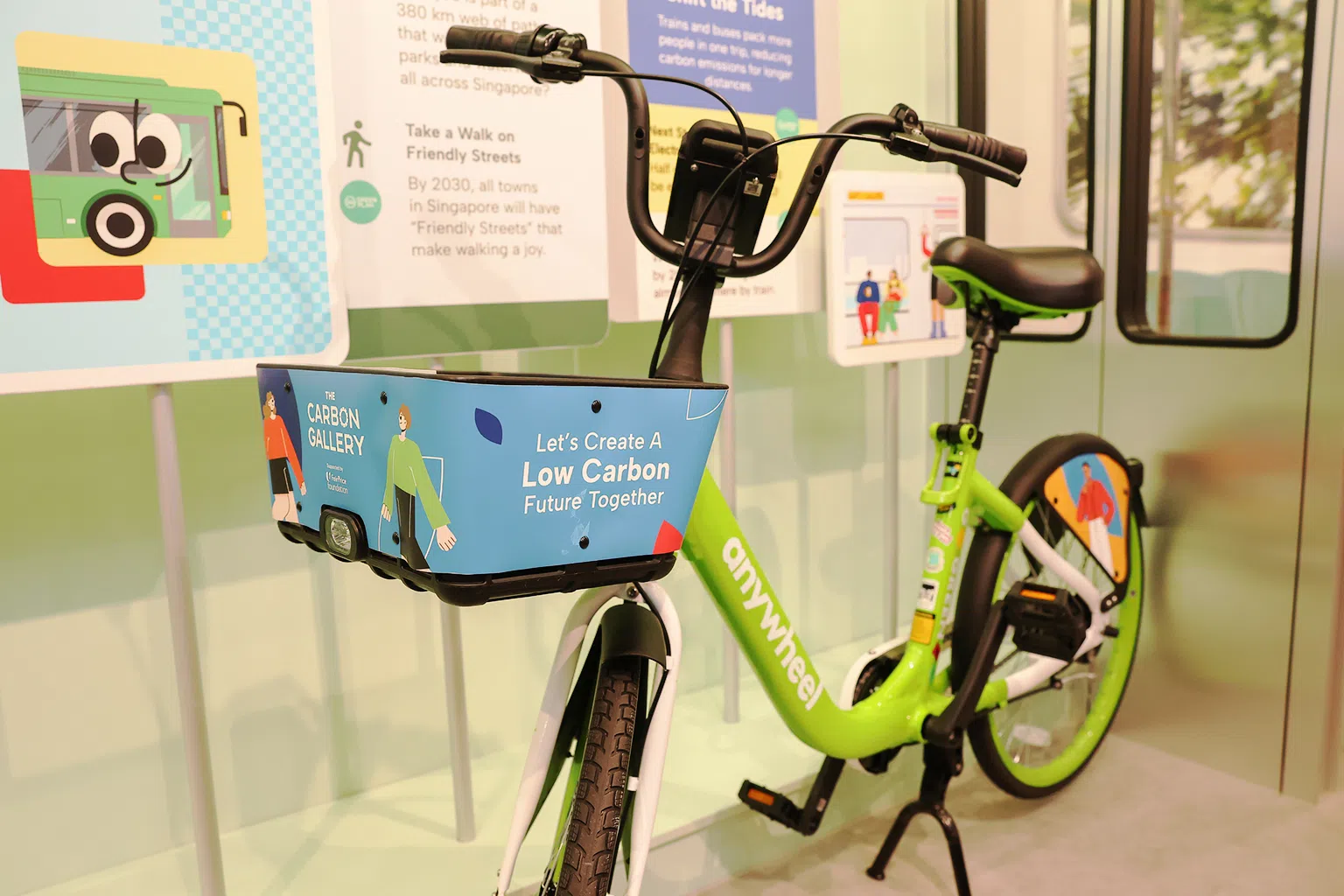 选择骑行、搭乘公共交通等低碳出行方式，是减少碳排放的第一步。（平价集团提供）