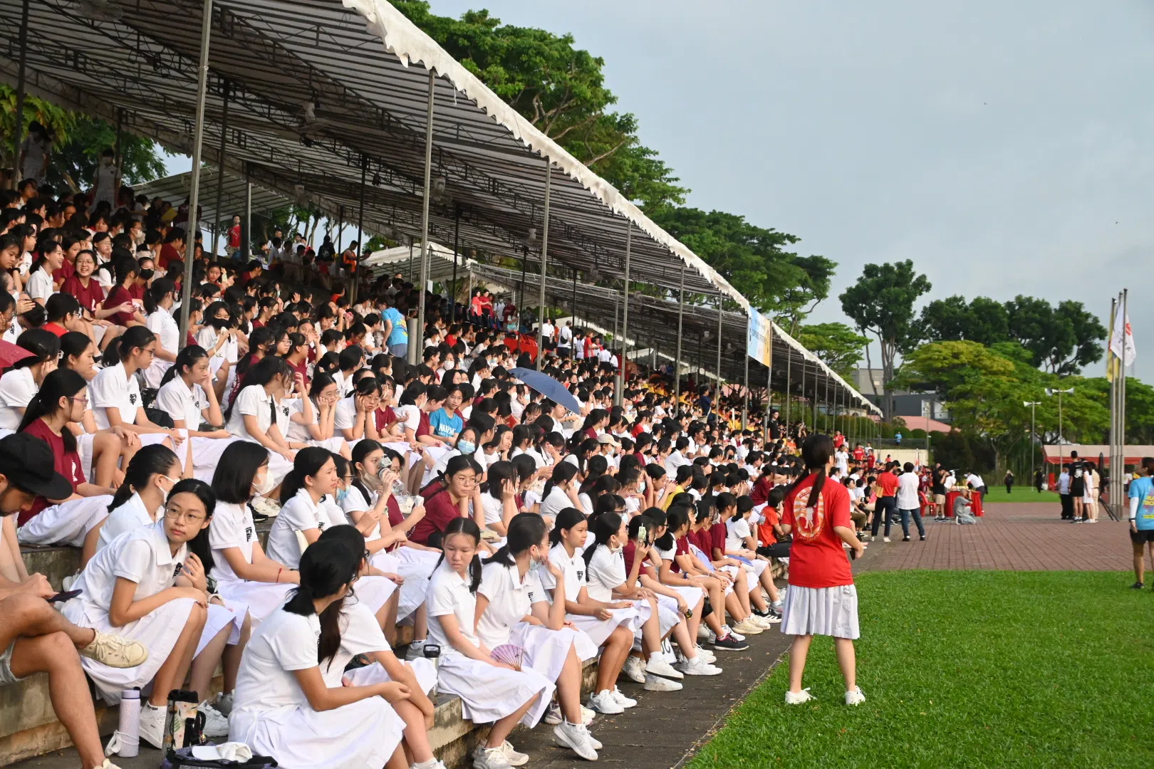 5000名学生在活动当天的早晨便一起前来参加升旗礼。（庄燊磊摄）