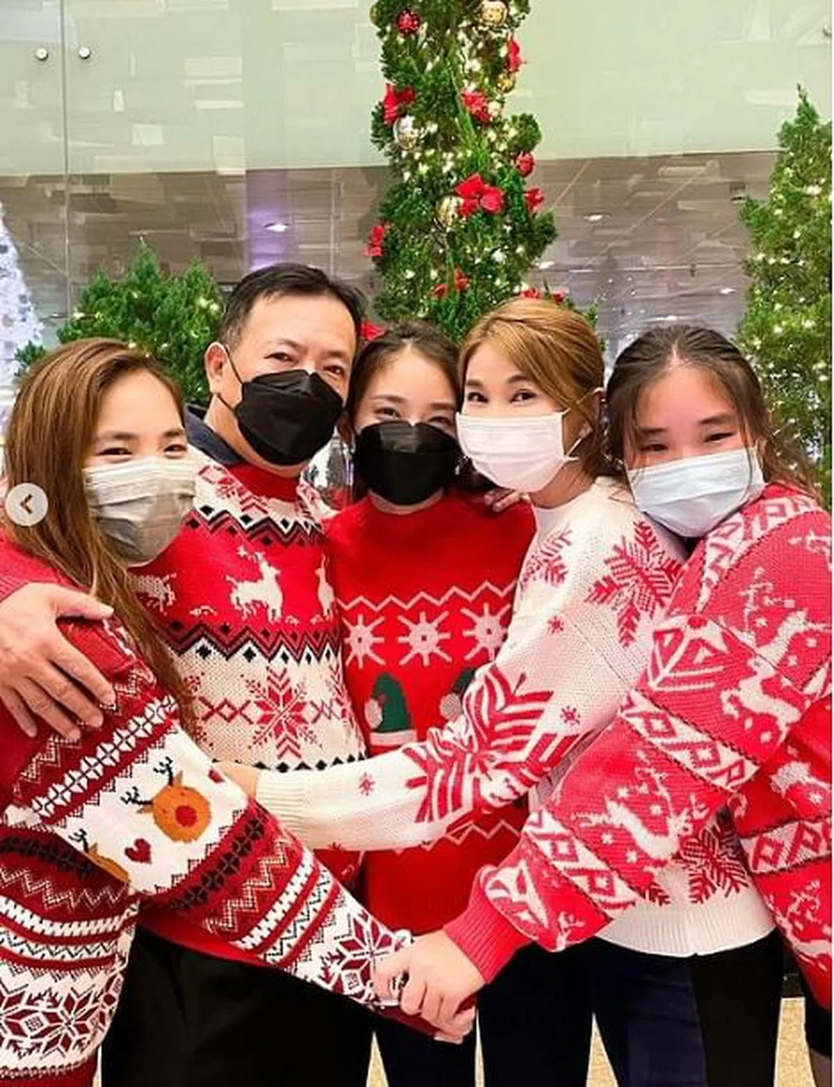 陈秀环（右二）和家人去年底在机场送别蔡绮耘（中）。（取自IG）