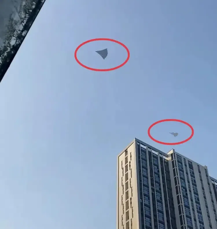 微博星期四出现大量照片和视频，显示一架外型科幻新型战机（左）在成都闹市上空试飞，该战机机翼为大型三角翼，且没有水平尾翼，一架黄色涂装的歼-20战机（右）并与新型战机伴飞。（互联网）