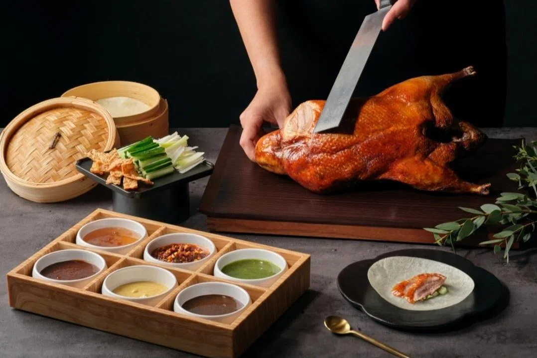 大华银行大厦四川豆花饭庄的北京鸭自助餐，备有六款配酱。（餐馆提供）