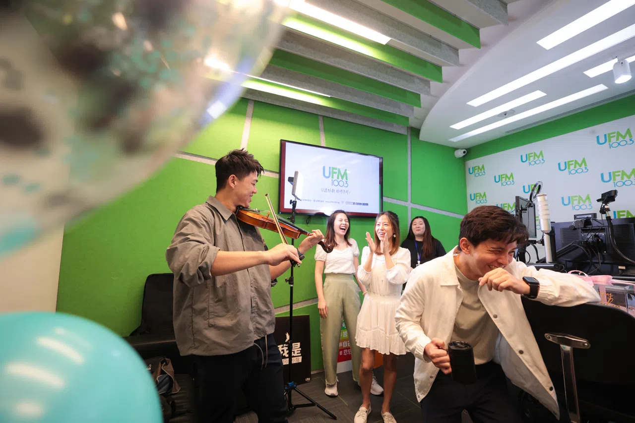 李庆鸿（左一）解锁新技能，过去三周勤练拉小提琴的他在电台庆生现场演奏一曲《生日快乐》。（李冠卫摄）