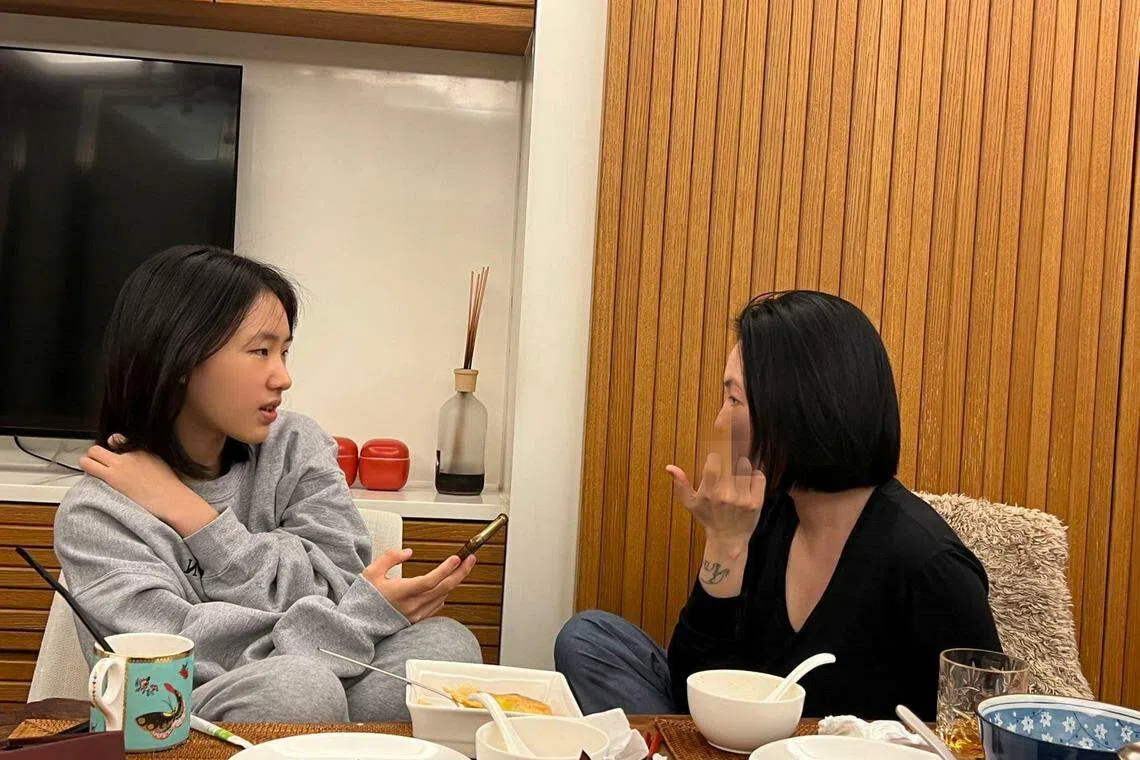 小S在这张照片中看似比出中指，也有人认为是照片的角度问题。（小S脸书）