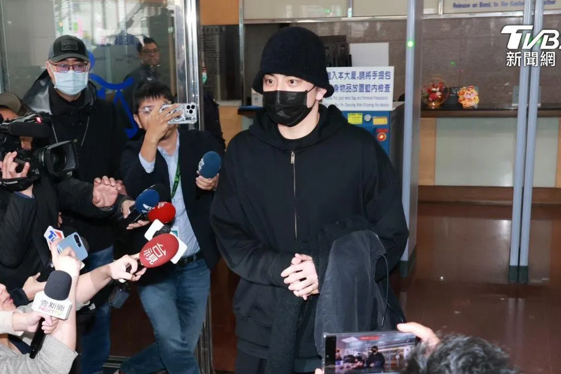 王大陆完成缴保手续后被媒体包围采访。（TVBS新闻网）