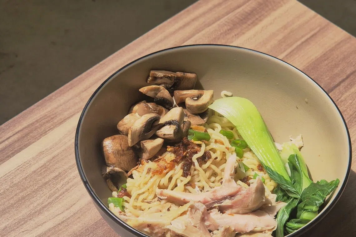 早餐鸡肉面有印尼快熟面的熟悉味道。（陈爱薇摄）