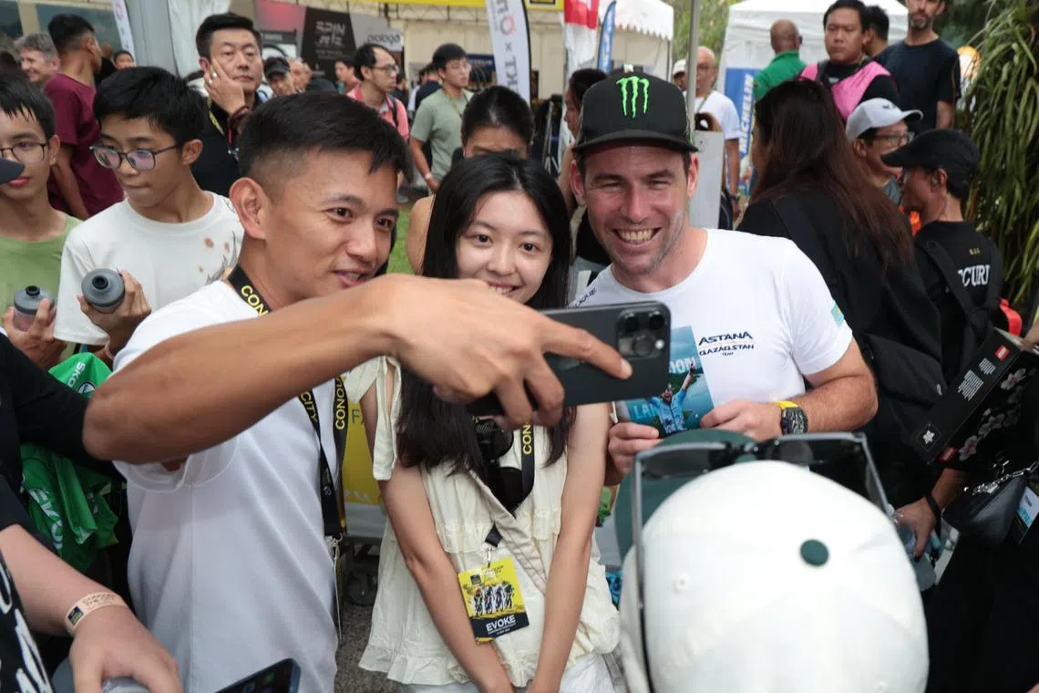 卡文迪许（右）人气高，粉丝的合照和签名邀约不间断。（梁麒麟摄）