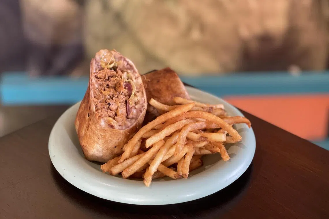 Tomatillo的猪肉与烟熏蛋黄酱墨西哥卷饼，内馅饱满多汁。（黄靖晶摄）