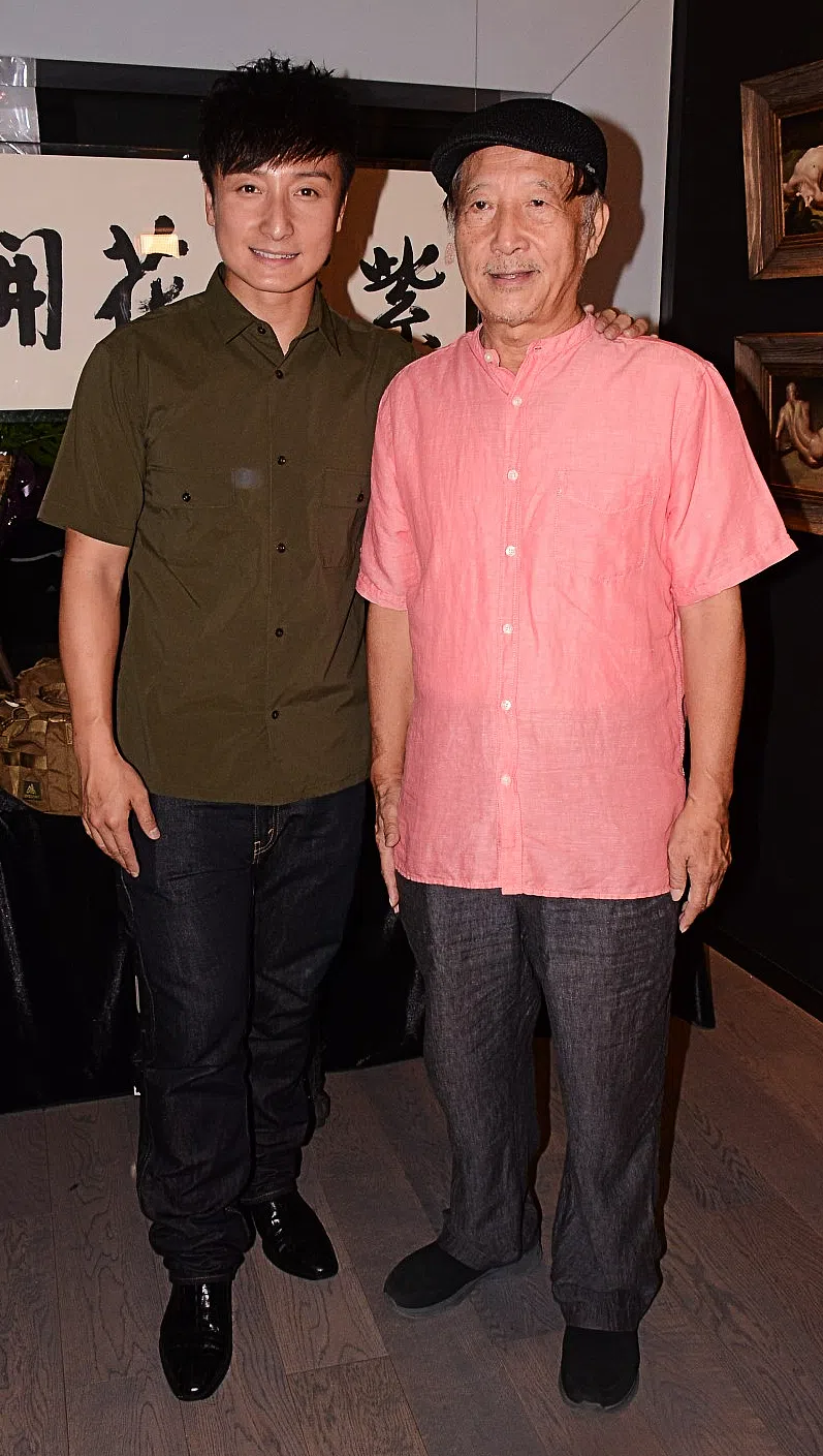 方力申（左）小时候，爸爸希望他能成为游泳运动员，于是致力于栽培他对游泳的兴趣。（互联网）