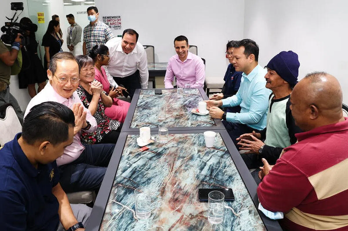 人力部长陈诗龙医生（左二）走访Radha Exports公司，和那里的零售员工交流。（蔡家增摄）