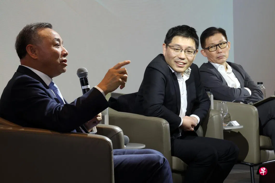 ��۴�ѧ���ü����̹���ѧԺ���ڡ��г���Ͷ�ʼ��Ŷ��³�ë�񻪣����𣩣��¼��¹�����ѧ��ѧԺ����������ϵ���񳤽�ϯ���ڡ�EMBAѧ�����θ�ǿ���Լ����ƹ�˾��̫������/������ϵ�ܼࡢ�¹�����ѧԺ�����߼��о�Ա����⣬�����壨3��27�գ��ڡ�������ᡱ��̳�Ϸ��ԣ���̳�ɡ������籨�����ܱ༭��ӽ�죨����ͼ�У����֡� ���������㣩