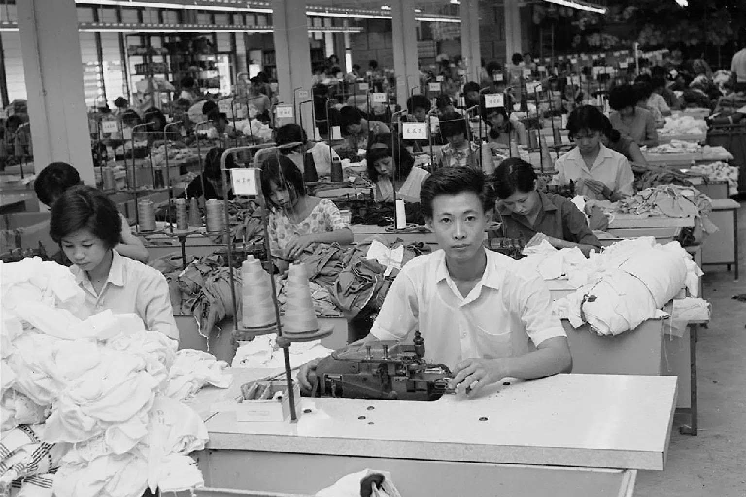 1967年，服装厂工人。（图/新报业媒体）