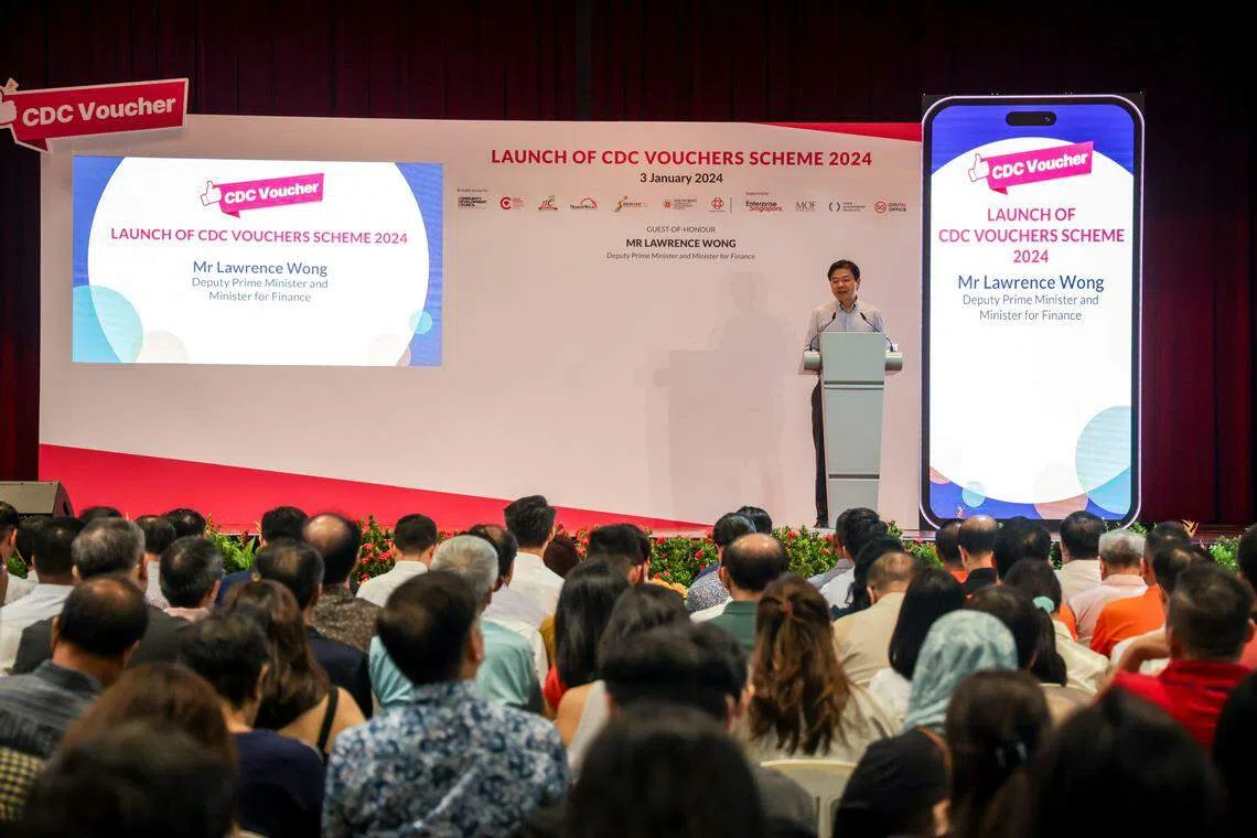 副总理兼财政部长黄循财星期三早上在惹兰勿刹民众俱乐部，为邻里购物券计划主持推介仪式。（叶振忠摄）