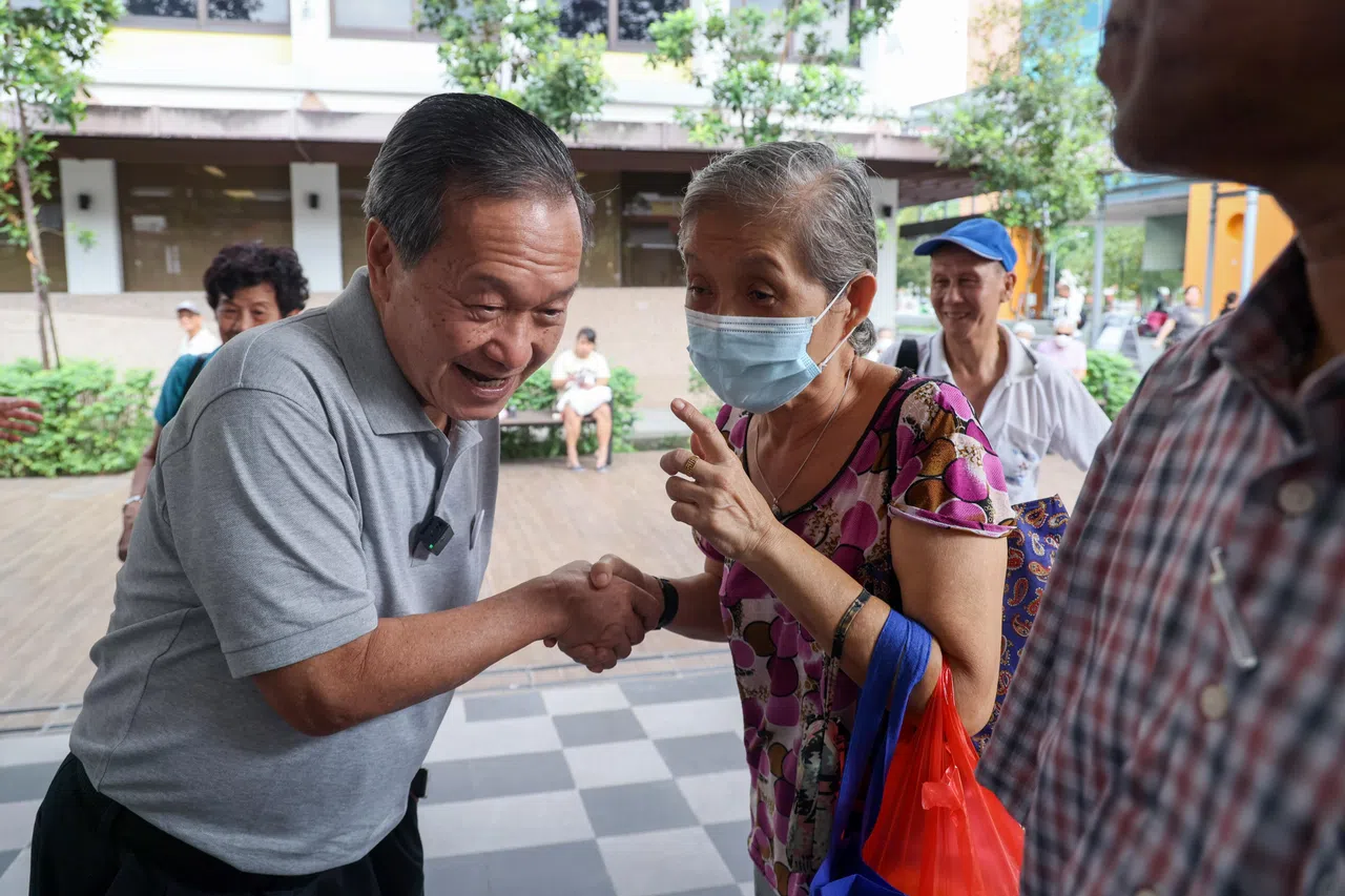 总统候选人陈钦亮（左）在竞选最后一天，到后港向民众问好，争取选民支持。他之前两天都没有走访活动。（卓祾祎摄）