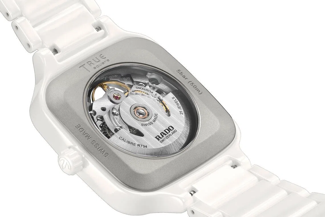 方中见圆，True Square防水50米，动力储备长达80小时。（雷达表提供）