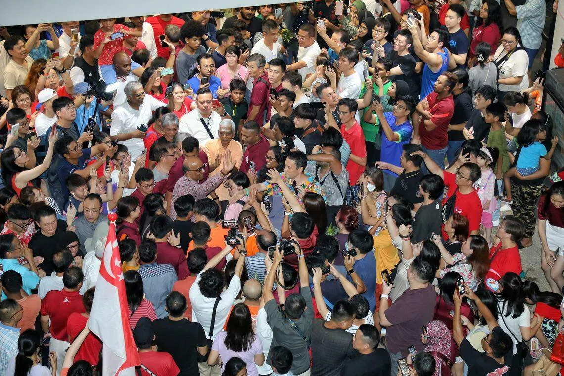 当抽样计票结果在10时42分公布时，现场欢呼声四起，支持者纷纷涌向尚达曼向他祝贺。（何炳耀摄）