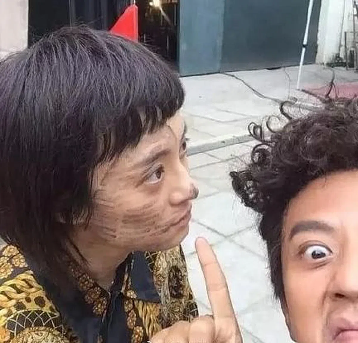 邓超拍下老婆孙俪满脸鞋印的照片。（取自微博）