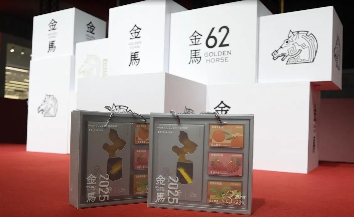 金马奖大会为每个出席采访的记者送上富纪念价值的金马礼包。（白艳琳摄）