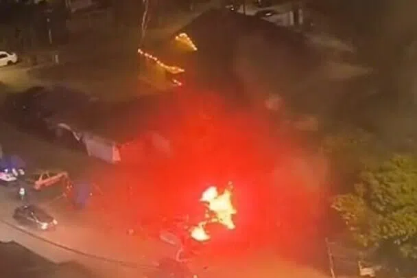 新山甘榜拿督苏莱曼这个烟花摊位星期一（3月23日）晚间突然失火，摊位里的烟花随着火势延烧而爆裂乱窜。（柔佛州消防局提供）