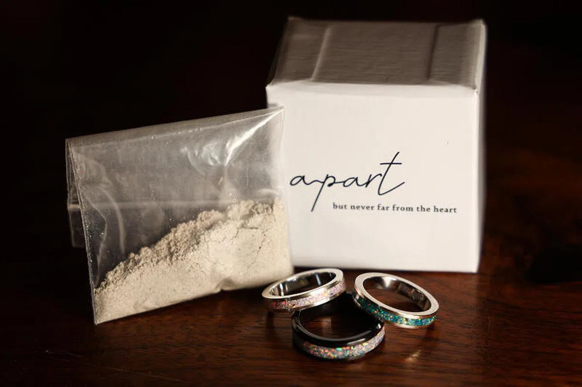 林宗翰设计的骨灰戒指样本。 （李健玮摄）