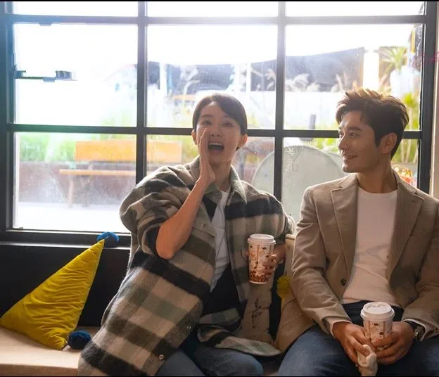 黄晓明（右）帮助失婚的张小斐在事业上重新建立自信。（互联网）