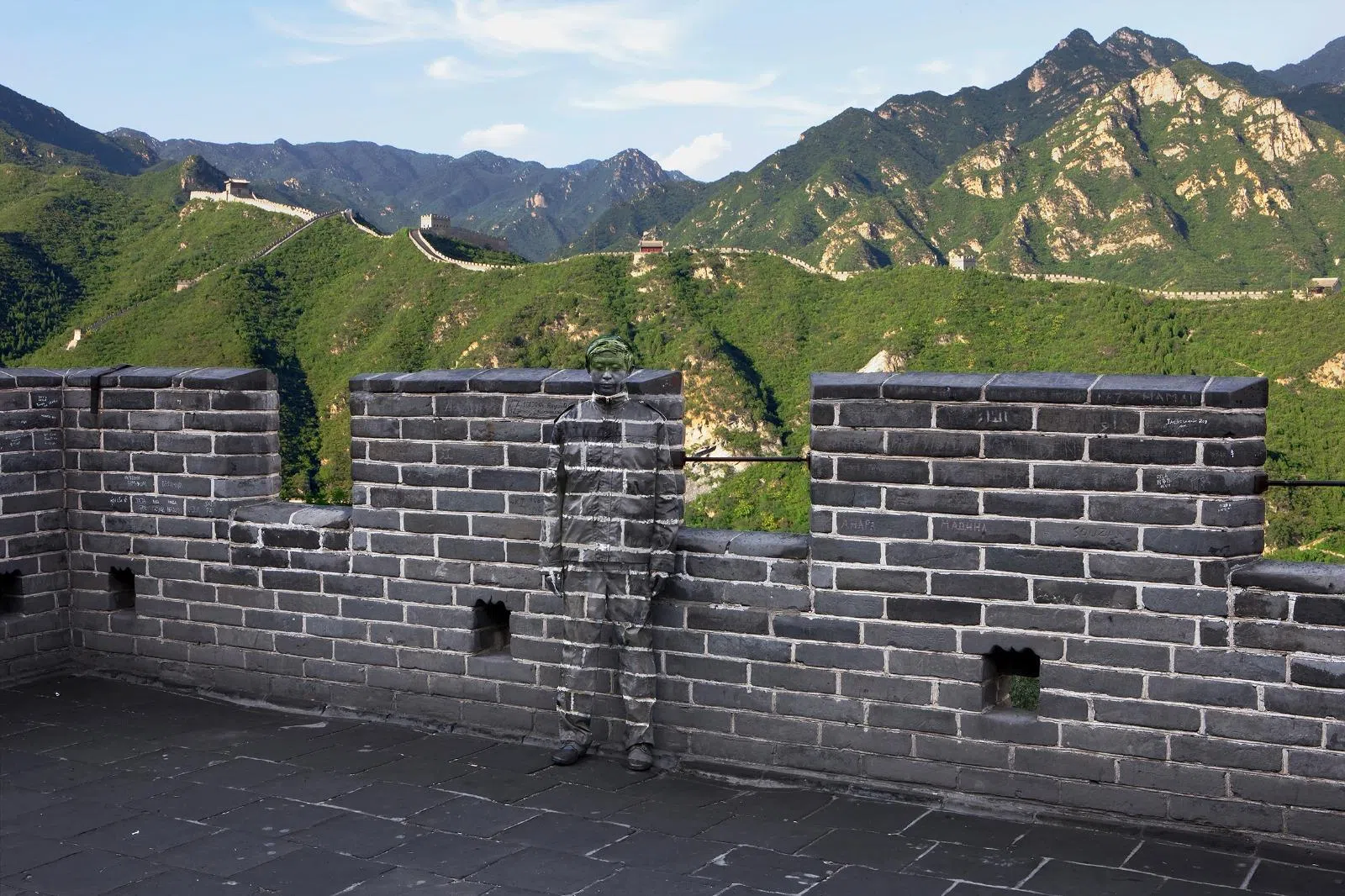 刘勃麟“消失”在万里长城砖块中。（刘勃麟提供）