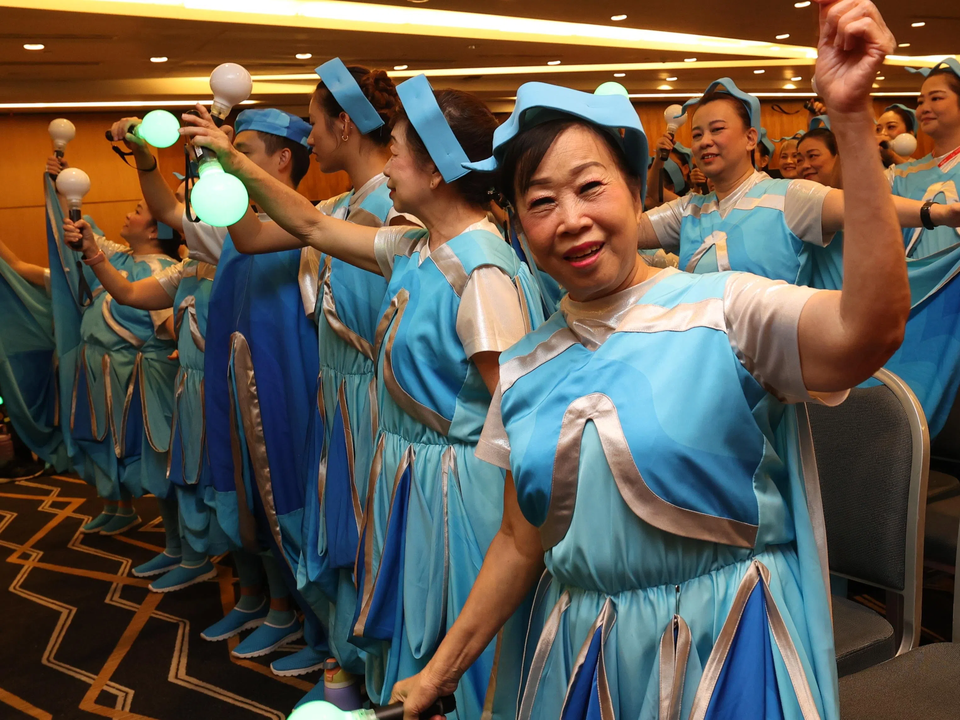 今年是邱玉花（面向镜头者）第10次参与国庆庆典表演，她说与年轻人一起跳舞和排练，心态也变得更年轻。（郑一鸣摄）