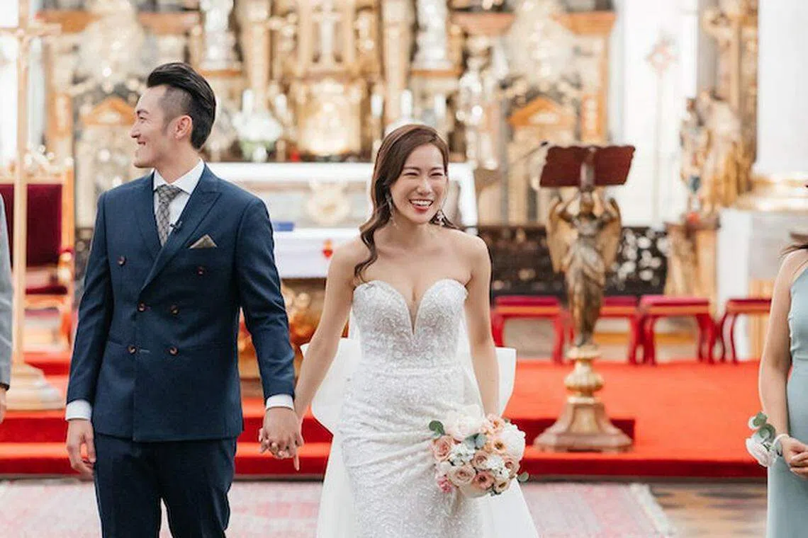 陈洛钧盛装打扮，与新郎走入婚姻。（互联网）