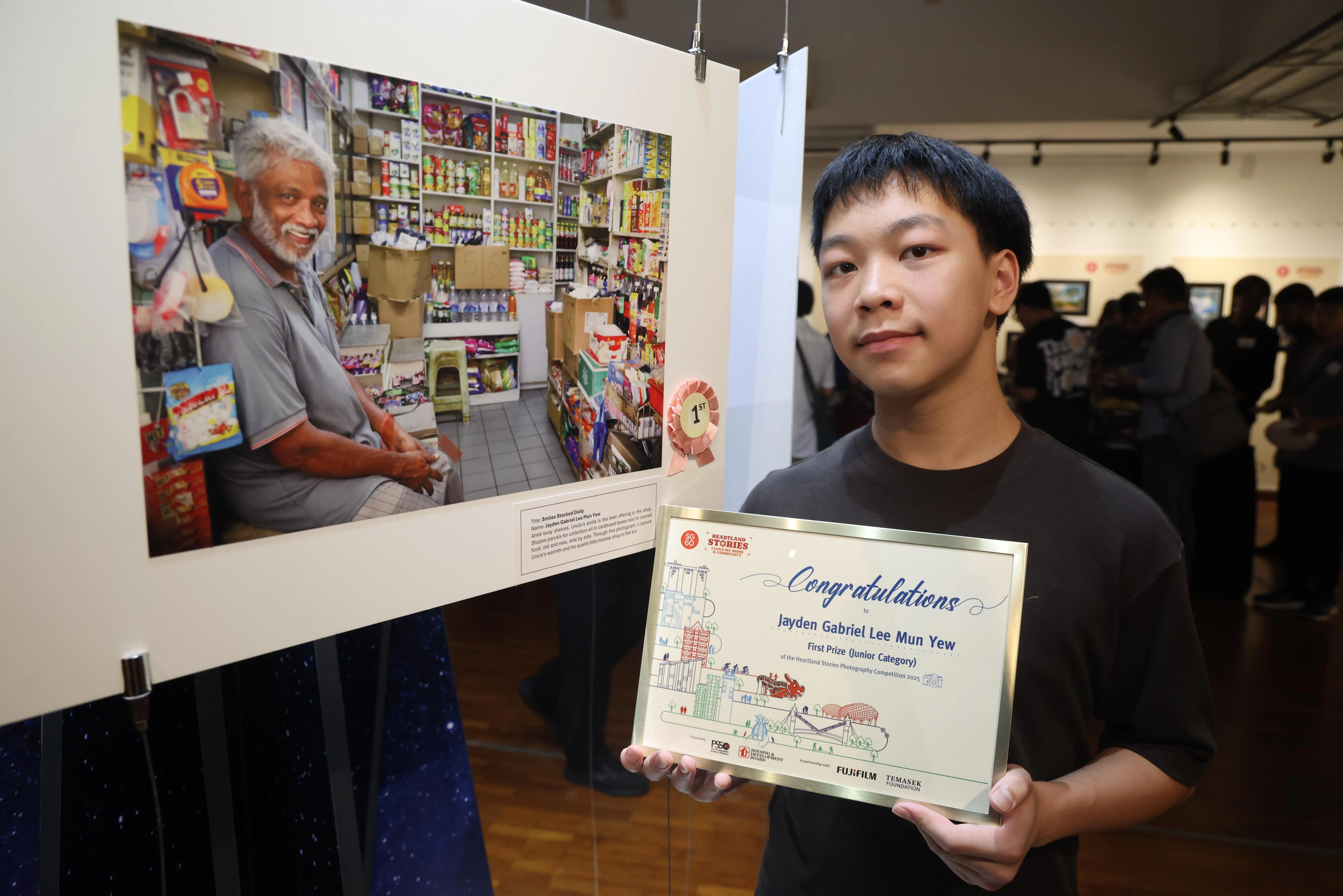 传统印度杂货“妈妈店”，在堆积如山的传统杂货零嘴罐头之间，赫然出现一盒盒快递包裹，新旧交替在小小的店面里显露无遗；不变的是总有那么一位和蔼可亲的印度大叔在店门前笑着迎接每一个人。“微笑，每日库存充足”，让李孟豫赢得青少年组冠军，成了最年轻的得奖者。（郑一鸣摄）