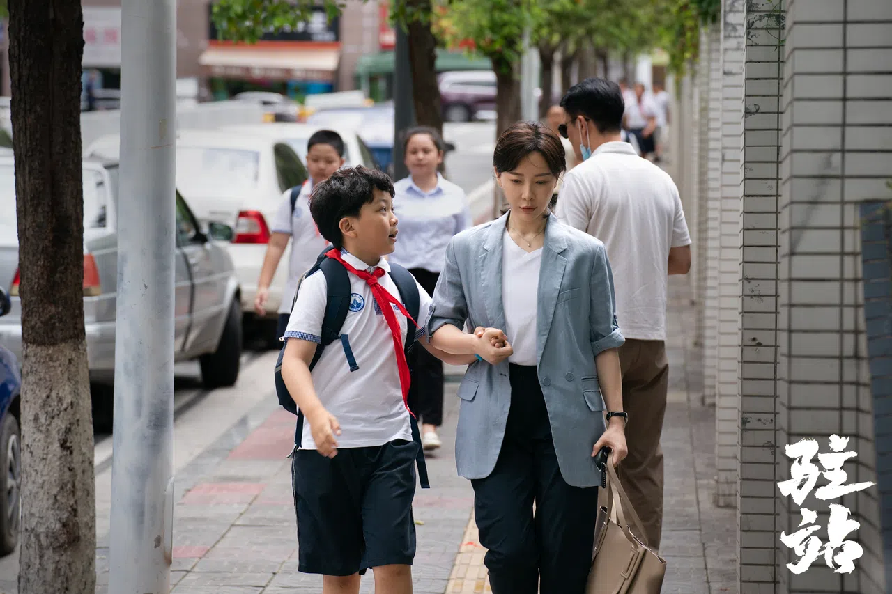 陈数（右）在《驻站》中扮演郭京飞的妻子，两人为孩子李庆誉（左）的教育意见分歧闹离婚。（取自剧集官方微博）