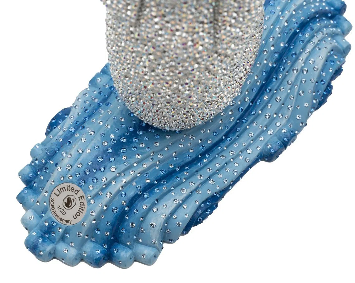 镶满舒华洛世奇水晶的鱼尾狮桌饰，只限量推出20件。（品牌提供）