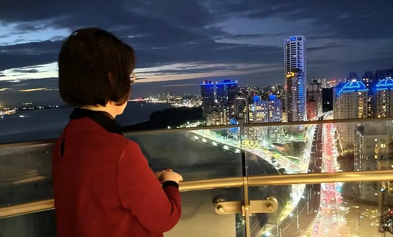 琼瑶在阳台远眺美景，其景色曾被外媒评为“少数世界顶尖风景之一”。（互联网）