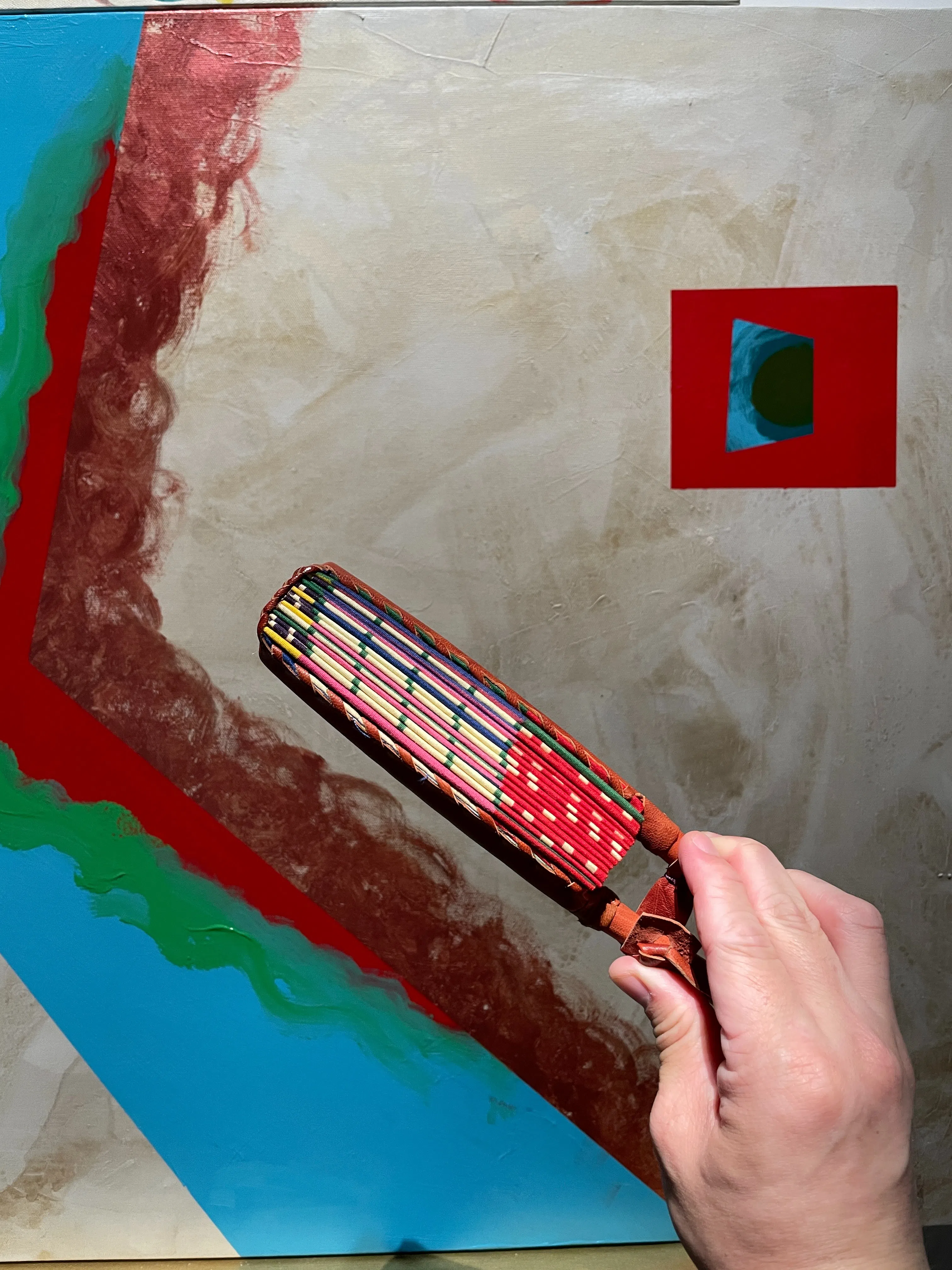 非洲峇迪布扇子收纳方便。（林方伟摄）