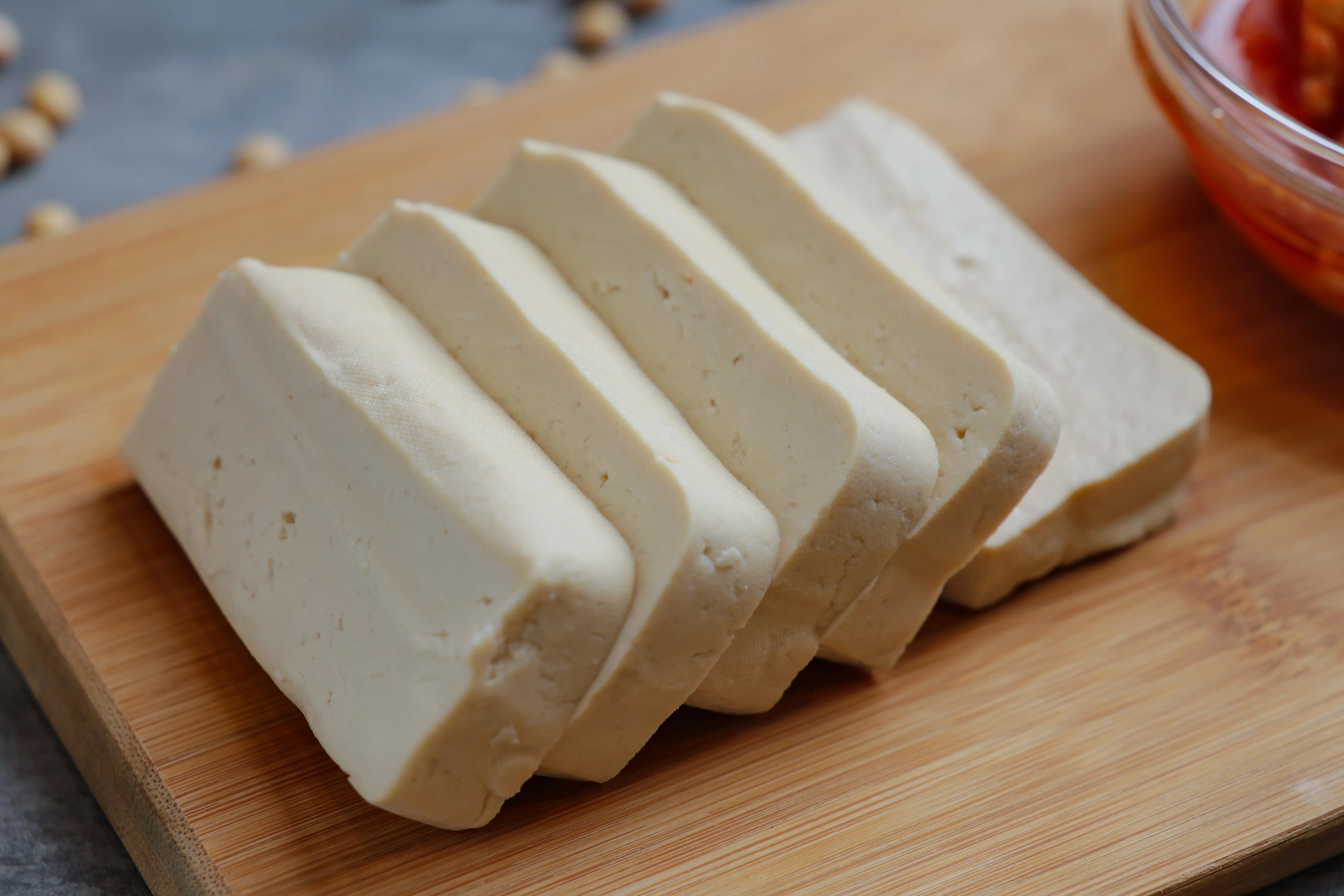 传统豆干钙含量每100克可达300至500毫克，与牛奶相当。对乳糖不耐或不喝奶的人群是很好的补钙选择。（龙国雄摄）