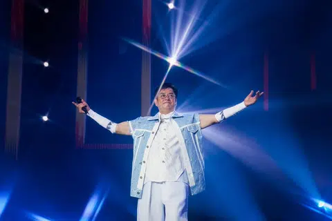 新加坡观众一面倒要听广东话 谭咏麟唱到泪眼哽咽