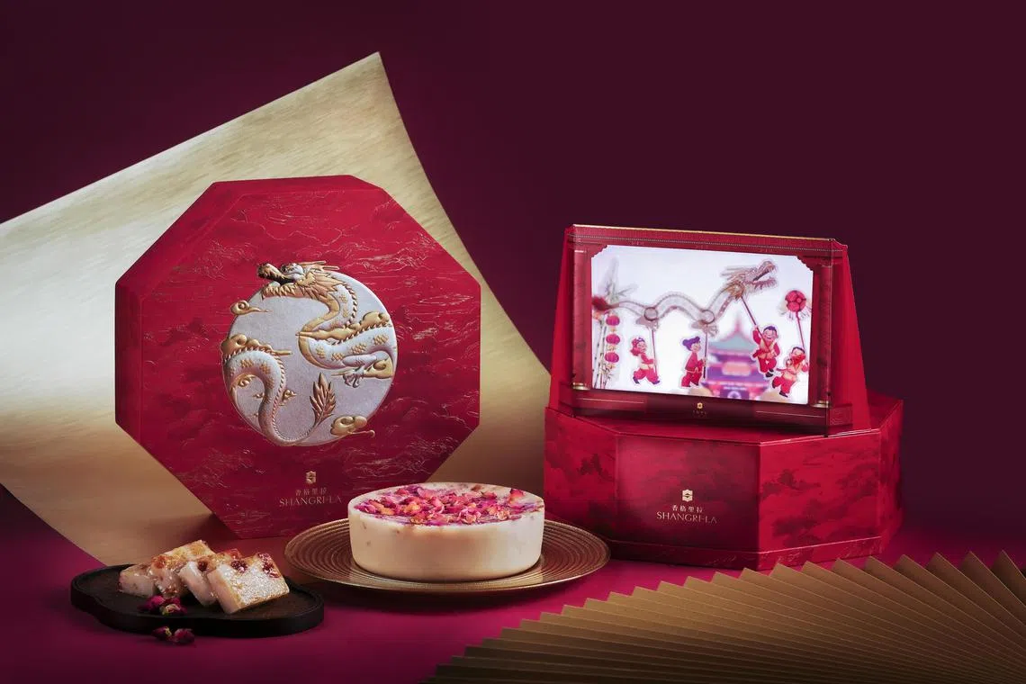 新加坡香格里拉酒店的“龙腾九霄——海藻糖玫瑰桃胶椰汁年糕”，富有玫瑰香气。（酒店提供）