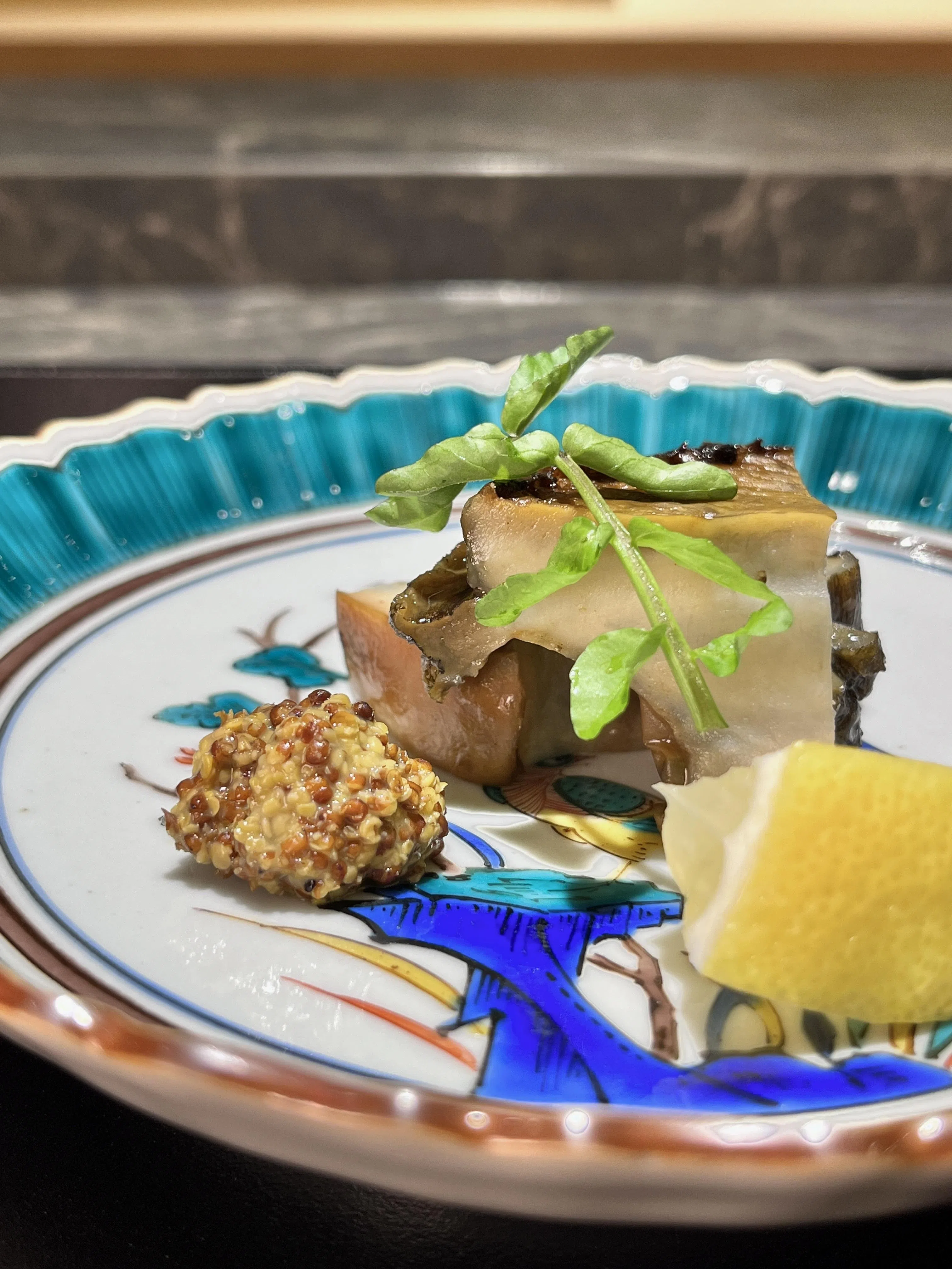 餐馆招牌菜鲍鱼先在金泽以传统工艺蒸煮，再空运至新加坡，在本地以牛油与白兰地香煎，层层释放出海洋气息。（餐馆提供）