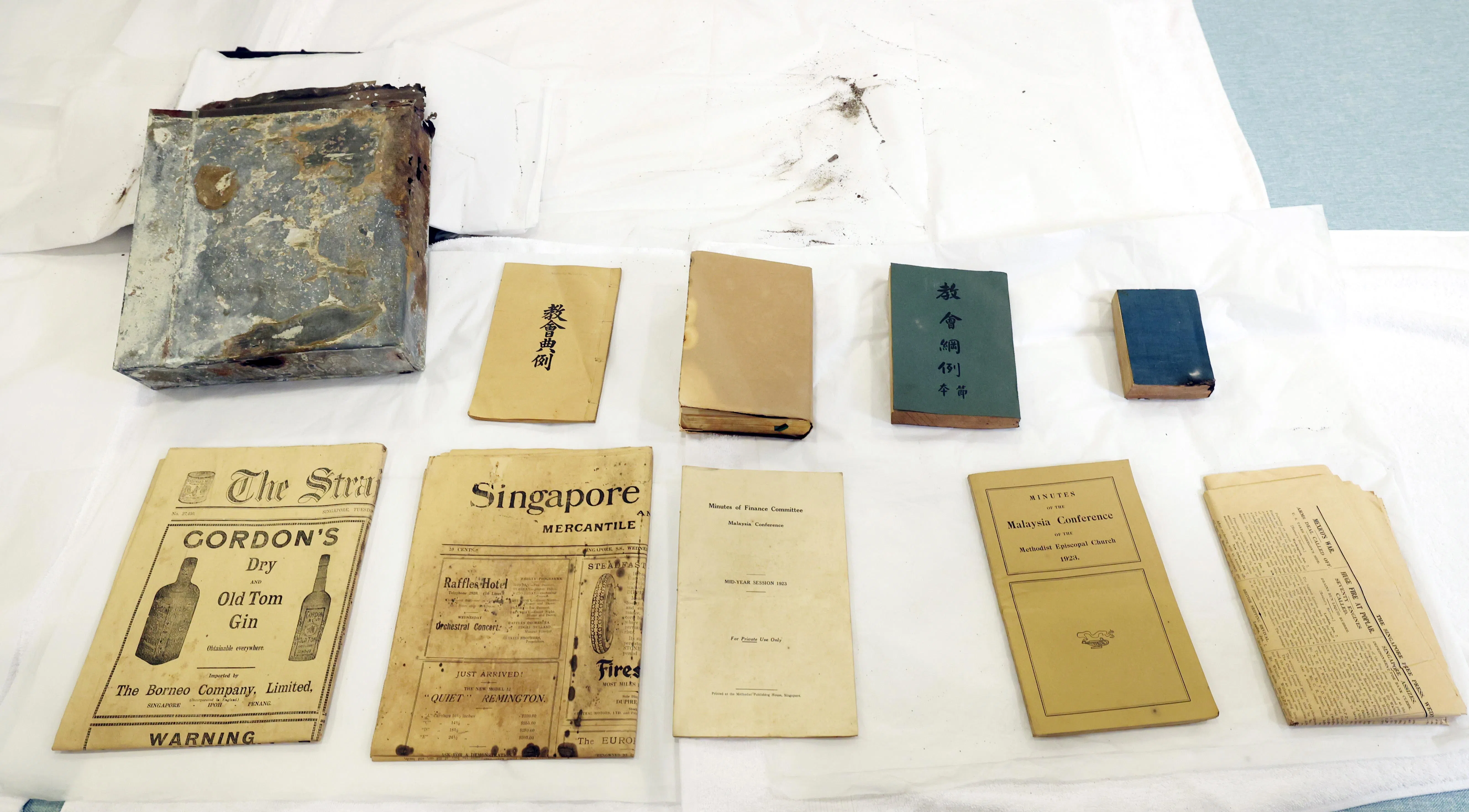 时间囊里的文物共11件，包括：中文圣经一本、卫理公会《纪律书》一本、圣诗歌集一本、卫理公会大会会议记录一份、卫理公会财务委员会会议记录一份、本地报纸三份、卫理公会礼仪书一本，以及奠基典礼记录一份。（邝启聪摄）