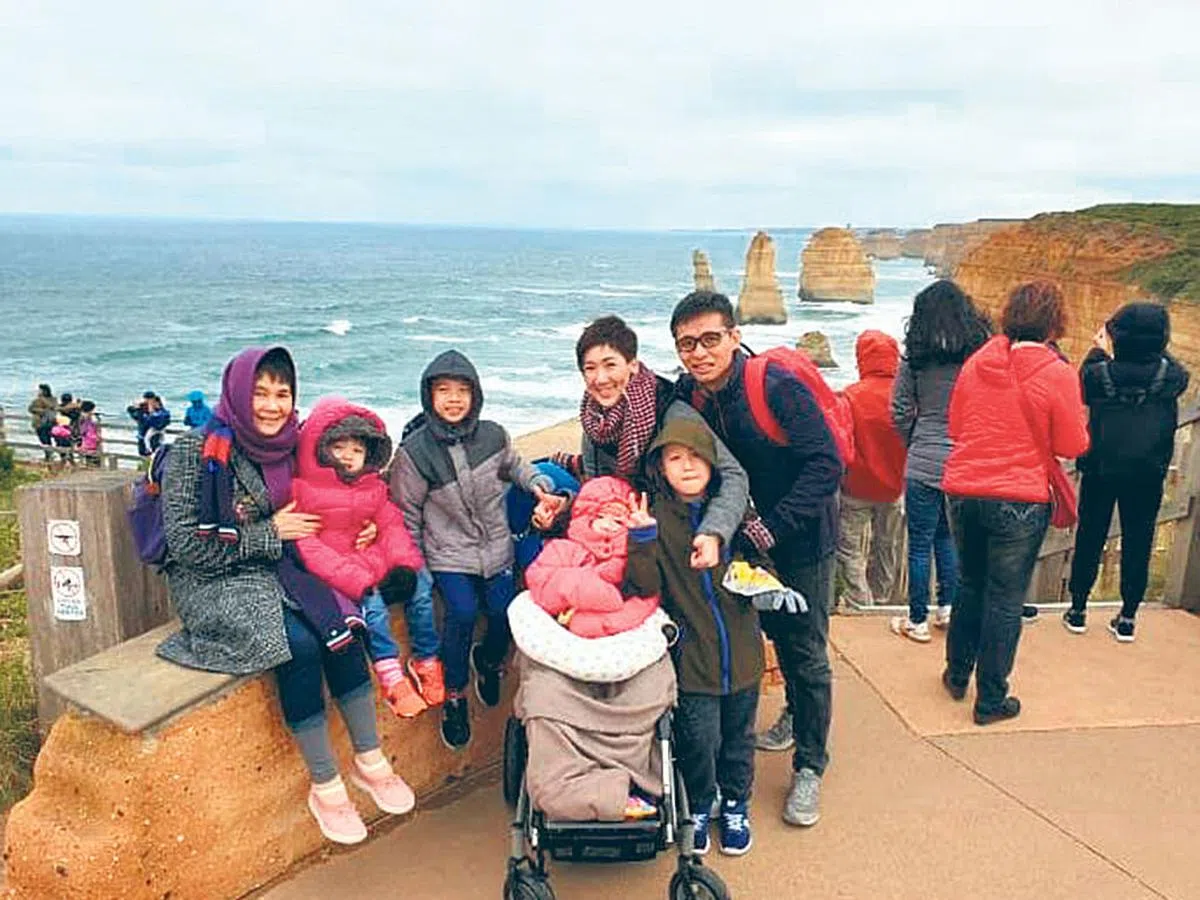 带四个孩子出国，需要做很多准备，包括携带药物和轮椅，但一家人留下许多难忘美好的回忆。（受访者提供）