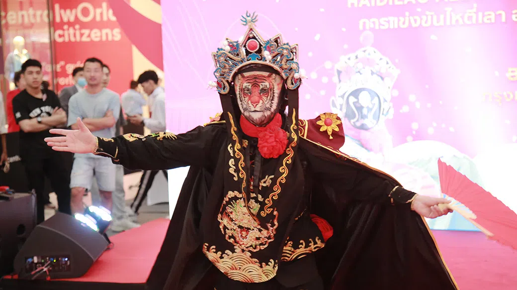 经过层层筛选脱颖而出的变脸师，在“岗位之星”总决赛一展风采。（图/商家提供）