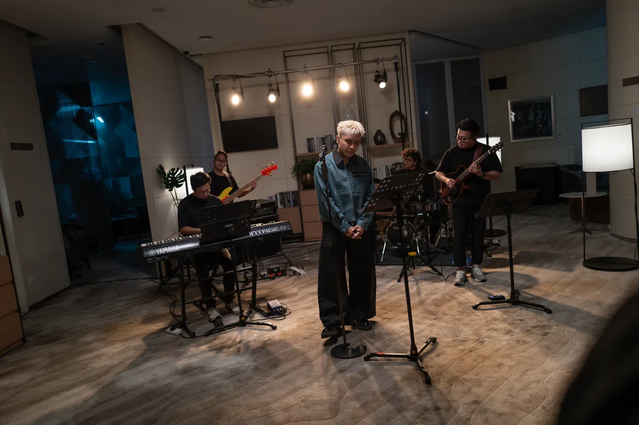 菲道尔说这次在银行打烊后的闭门录制，让他找回久违的新鲜感。（噜啦啦音乐工作室提供）