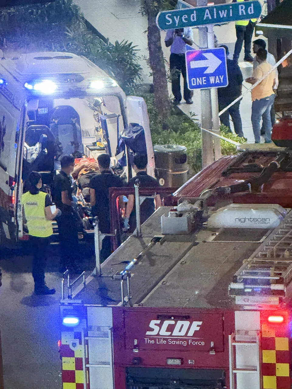 星期二（10月8日）凌晨2时10分左右，新加坡民防部队将一名伤者抬上救护车。（受访者提供）