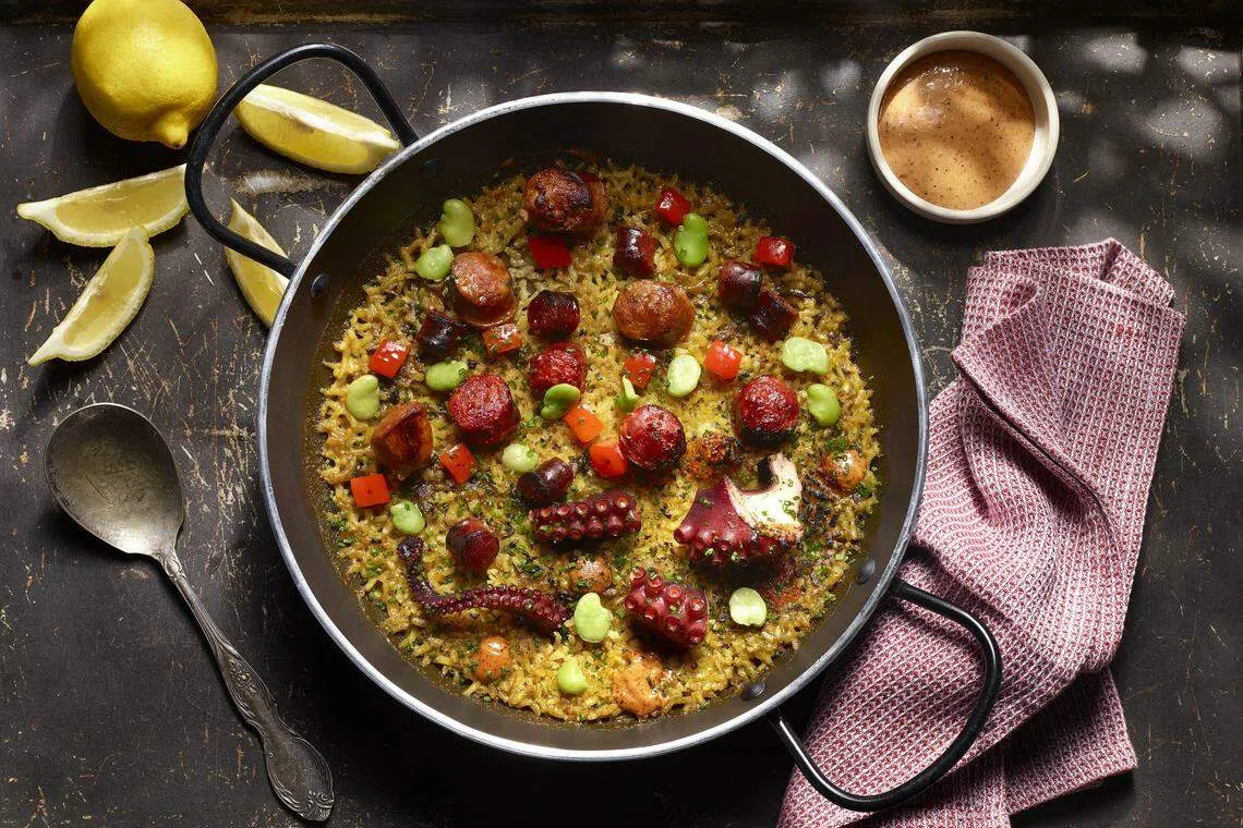 章鱼和西班牙香肠海鲜饭口味咸鲜。（餐馆提供）